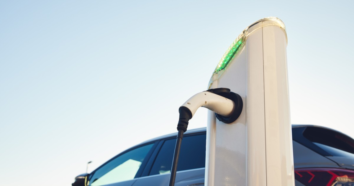 Laadpaal met stekker in auto